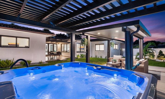 Hallandale Beach House | Saltwater Jacuzzi~Outstanding Location~Near Beach+Casino