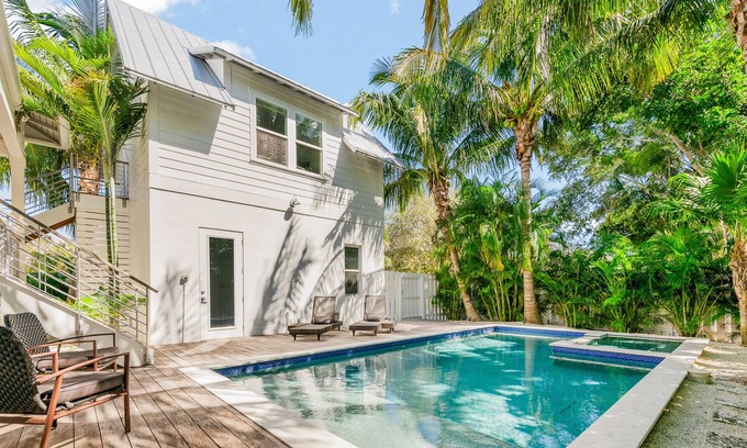 Longbeach Village House | Saltwater Pool and Spa, Private Guest Suite - Livin' La Vida Longboat