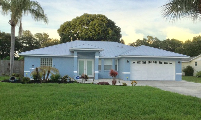 Desoto Lakes House | Sarasota Pool Home Close to Everything.