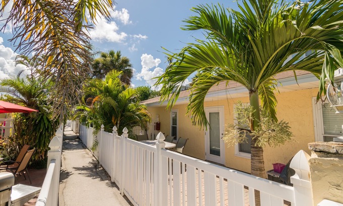 Holmes Beach Condo | Sea Pirate 3 Attractive 2/1 Condo With Pool Just Steps To Beach