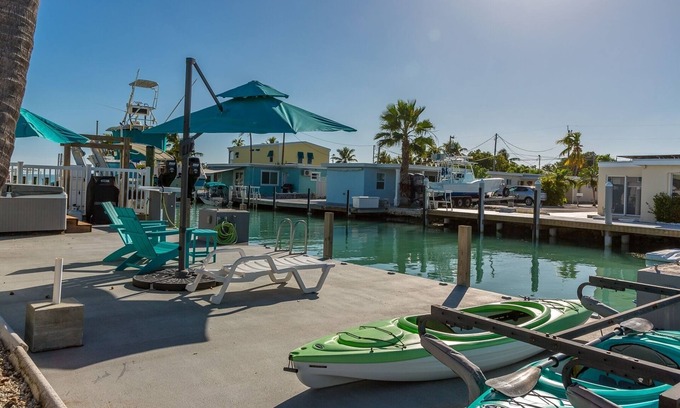 Little Venice House | Seaside Cottage Adorable 1 bed 1 bath Home w/Jacuzzi & 50 ft of dockage with a
