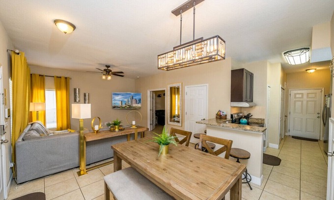 Old Seminole Heights House | Seminole Manor – Ideal Mid-Term Rental Near Moffitt Cancer Center & USF