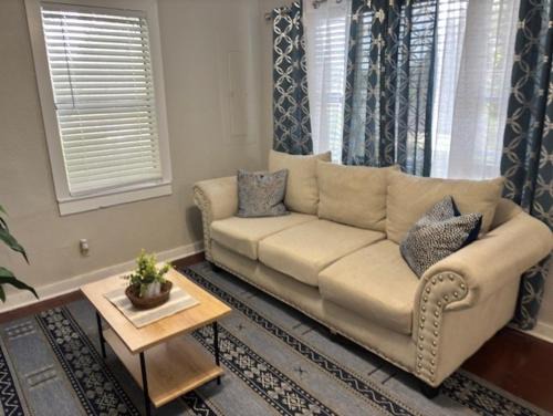 Griffin Heights Apartment | Simple 1950s Home Budget Stay , Basic comforts