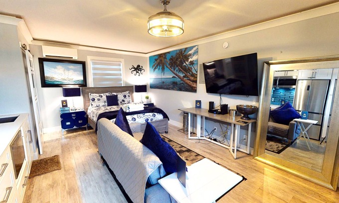 South Peninsula Historic District Condo | Sleek & modern waterfront studio condo with two pools, gym, beach access & lanai