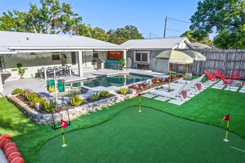 West Bradenton House | Sleeps 20 Basketball Court Pool Hot Tub Movie Room
