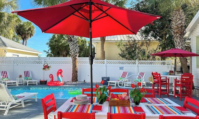 Crystal Beach House | SolMate-HotTub-FreeGolfCart n Bikes-6minWalk2Beach