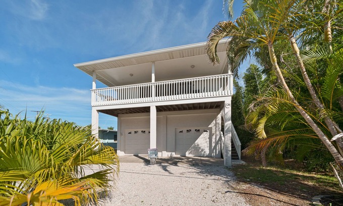 Anna Maria House | Spacious beach house with a beautiful view of the gulf