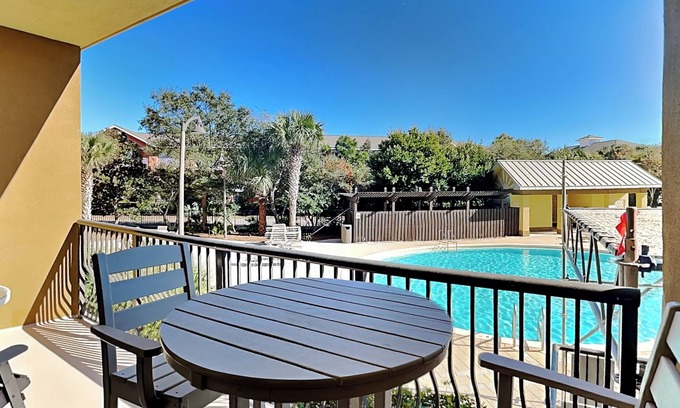 Fort Walton Beach - Destin Condo | Spacious condo w. pool views + private beach access