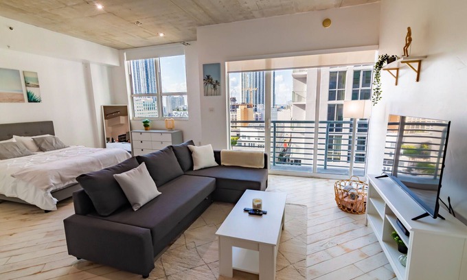 Downtown Miami Apartment | Spacious studio apartment with a balcony