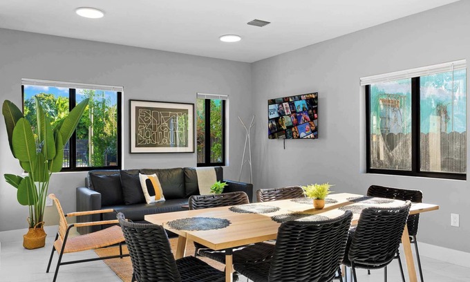 Liberty City Apartment | Spacious Townhouse | 20 min to Beach & Airport
