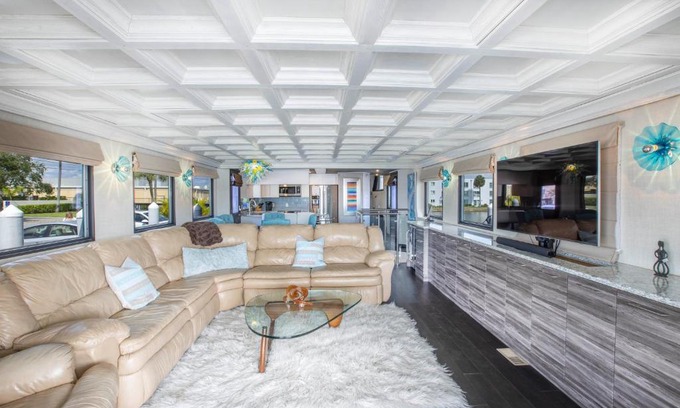 St. Petersburg - Clearwater House | St Petersburg Luxury Yacht Sleeps 8