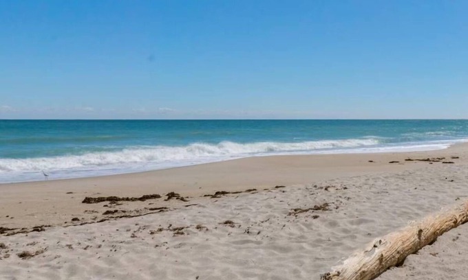 Indialantic By The Sea Apartment | Steps to Sand: Ocean Front Idyllic Room w/Balcony | Pool & Sea Breeze