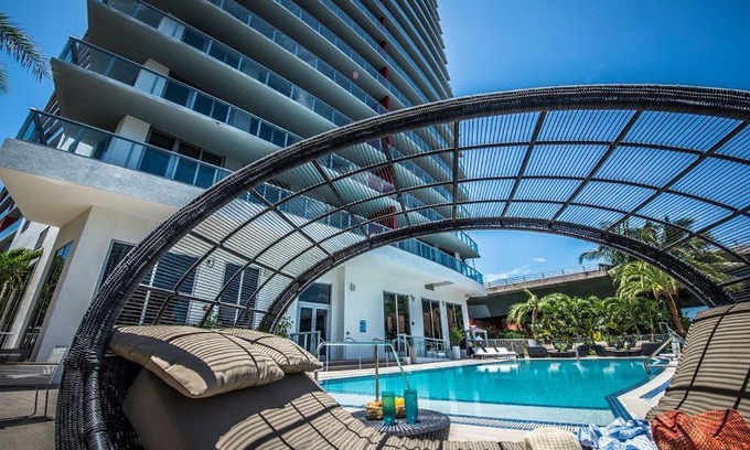 Hallandale Beach Apartment | Stunning 1 Bedroom Bay Front Apt w/ Breathless View 1909B