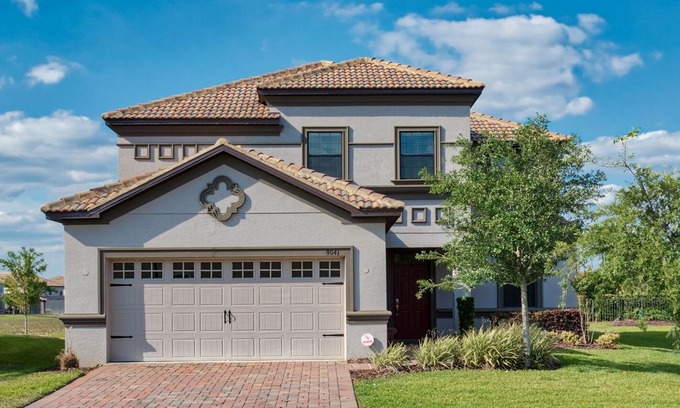 Davenport House | Stunning 5 Br Home with Free Water Park Access. 9041