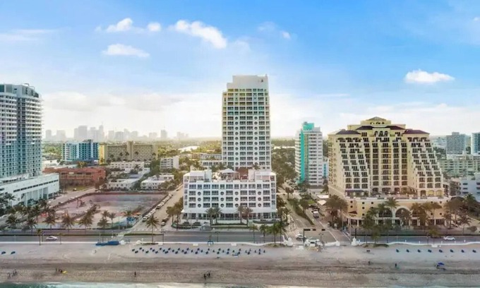 Central Beach Condo | Stunning Beachfront Luxury- Your Perfect Getaway!