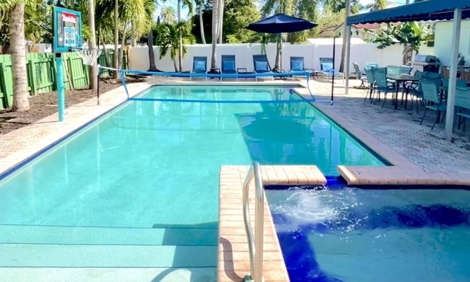 Royal Poinciana House | STUNNING LUXURY 5 BED BIG 50x25 POOLđ„HOT BIG JET SPA, MINUTES TO BEACH, GOLF!