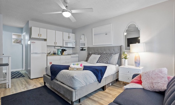 South Peninsula Historic District Apartment | Stylish Beachside Studio~Pool~Gym~Kitchen~Parking