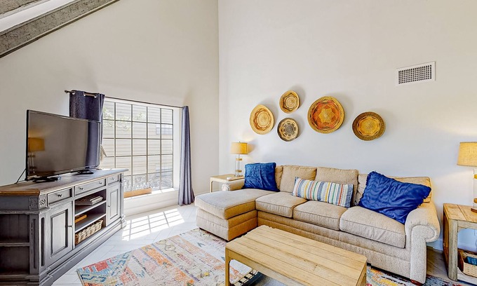 Miramar Beach Condo | Stylish getaway with shared pool, central AC, washer/dryer - snowbirds welcome