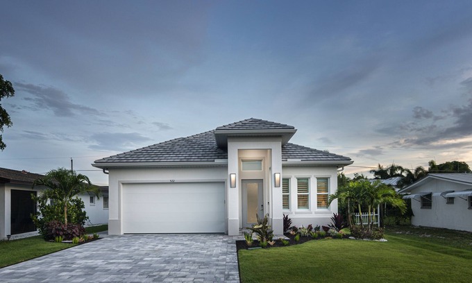 Naples Park House | SUMMER SPECIALS! Finest Luxury Home, Heated Pool/Spa, Close to beach, FREE Bikes