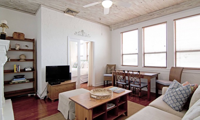 Palm Beach - West Palm Beach Condo | SUN-FILLED PENTHOUSE; WALK TO BEACH AND IN-TOWN; BEST UNIT IN THE BLDG!