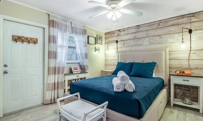 Holmes Beach Condo | Sunny condo w/ shared heated pool & private gas grill - walk to the Gulf!
