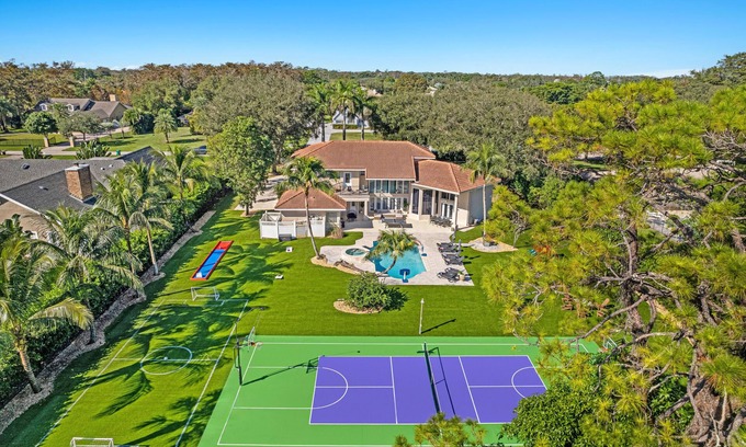 Parkland House | Sunny Luxury Villa w/POOL near Downtown!