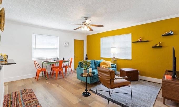 Sailboat Bend Condo | Sunny Side Stay Condo- 2 bed 1 bath Near Riverwalk