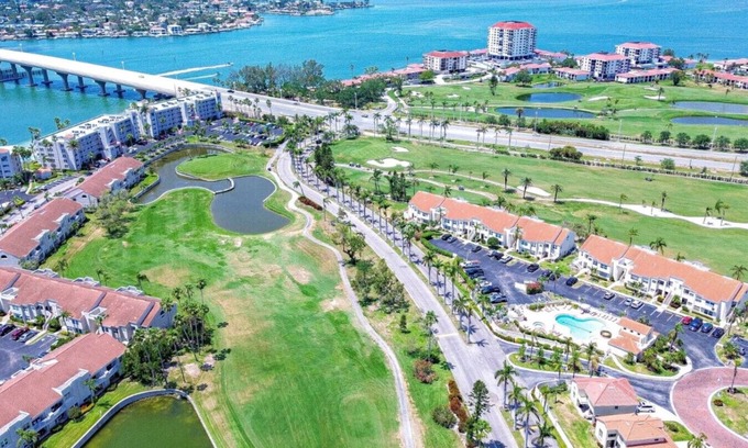 Isla del Sol Apartment | The Caddyshack: 2/2 w course view; 5 mins to beach