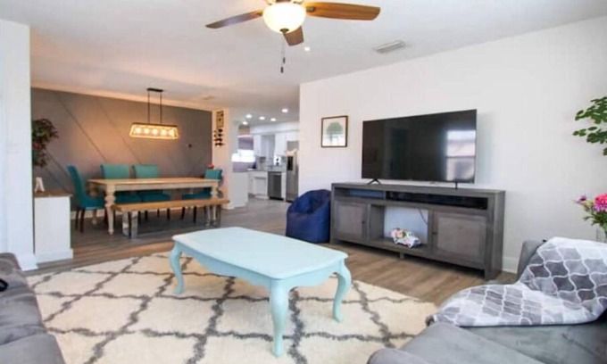 Beach Park House | The Good Vibes House- Close to Airport Soho Dtown