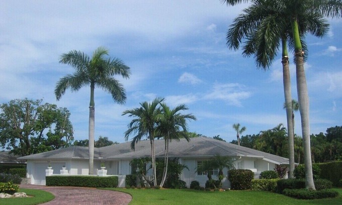Moorings House | The Moorings, 4 bed Villa with private pool in upscale Naples neighbourhood.n