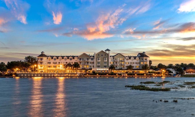 Lake Sumter Landing Hotel | The Waterfront Inn