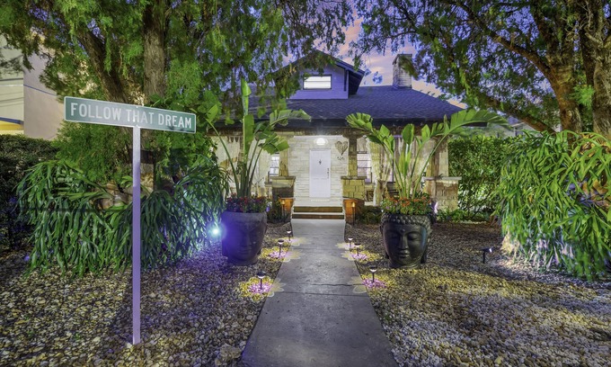 East Little Havana Villa | This villa is a 5 bedroom(s), 3 bathrooms, located in Miami, FL.