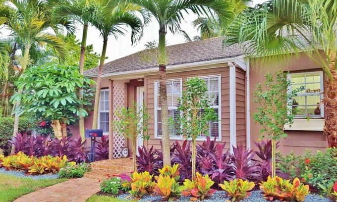 West Palm Beach House | Tropical Bungalow with Pool