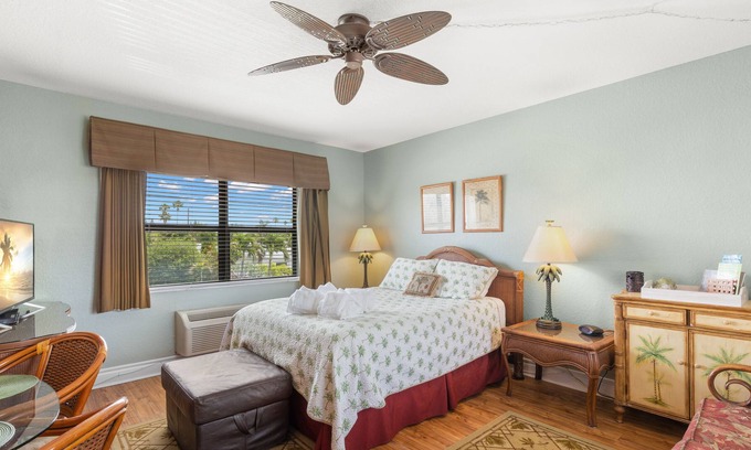 Redington Beach Condo | Tropical condo w. community pool, walk to beach