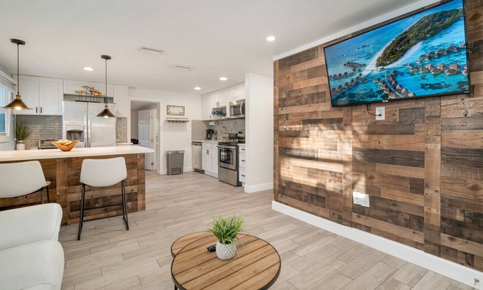 Ballast Point House | Tropical π΄ Retreat w/ Huge Relaxing Patio
