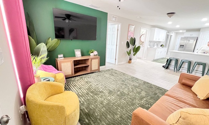 Ruskin Apartment | Tropical Vacation Home! 3 Rooms, 2 Bedrooms, sleeps 6 ppl.