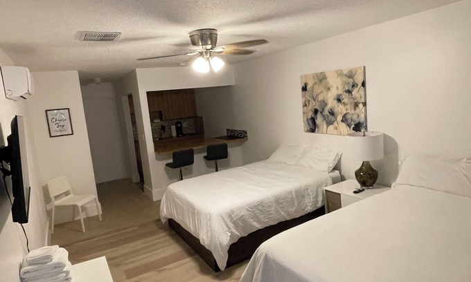 Sailboat Bend Apartment | Two beds in apartment in Ft. Lauderdale