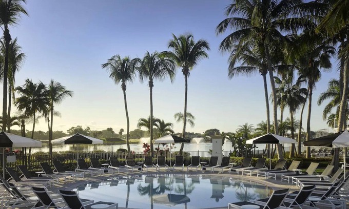 Hunt Club House | Ultimate Golf Spot Relaxation | Outdoor Pools and Free Parking