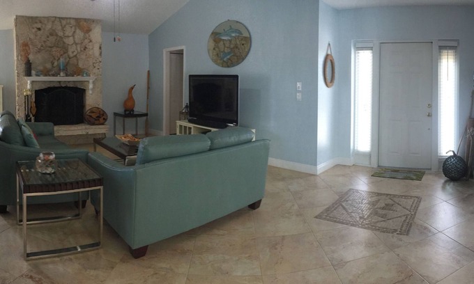 Jupiter House | Unique Waterfront 3/2.5 Home. Heated Pool/Boat Dock. Nice to Fish! Location π