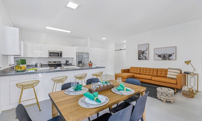Liberty City House | UP TO 16 GUESTS! MODERN HOUSE NEAR WYNWOOD