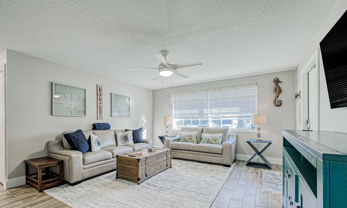 Juno Ridge House | Updated double-duplex with 2 kitchens, 2 lanais, grills, AC, & W/D - near beach