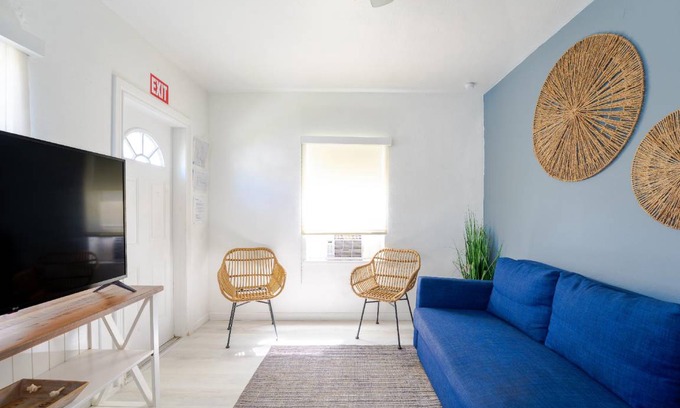 Downtown Hollywood Apartment | 70 m² Apartment ∙ 11 guests