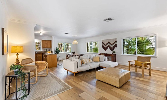 Hendricks and Venice Isles Apartment | Apartment ∙ 2 bedrooms ∙ 5 guests