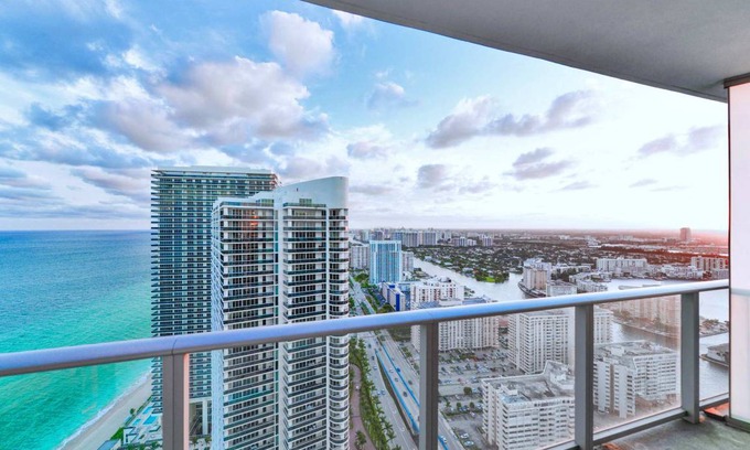 Hollywood South Central Beach Apartment | 79 m² Apartment ∙ 1 bedroom ∙ 4 guests