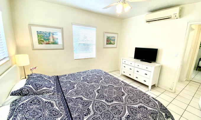 Hollywood South Central Beach Condo | 70 m² Condo ∙ 1 bedroom ∙ 3 guests