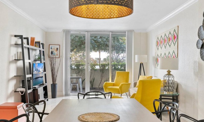 Hollywood South Central Beach Condo | 81 m² Condo ∙ 2 bedrooms ∙ 6 guests
