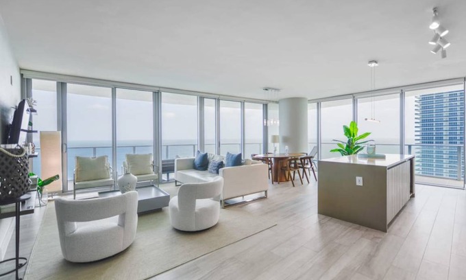 Hollywood South Central Beach Apartment | 163 m² Apartment ∙ 3 bedrooms ∙ 8 guests
