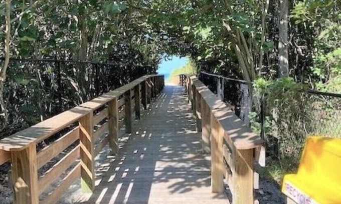 Vanderbilt Beach Condo | Vanderbilt beach retreat!