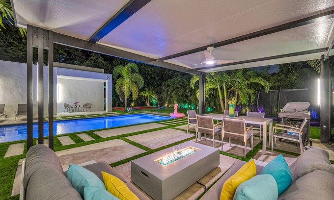 Golden Glades Villa | Villa Azur- Salt Water Heated Pool- Gated, BKT Court