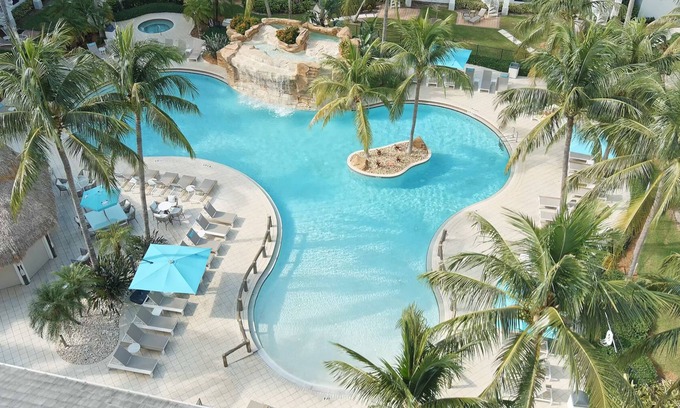 Bonita Shores Condo | VOTED BONITA'S FAVORITE with 85" TV